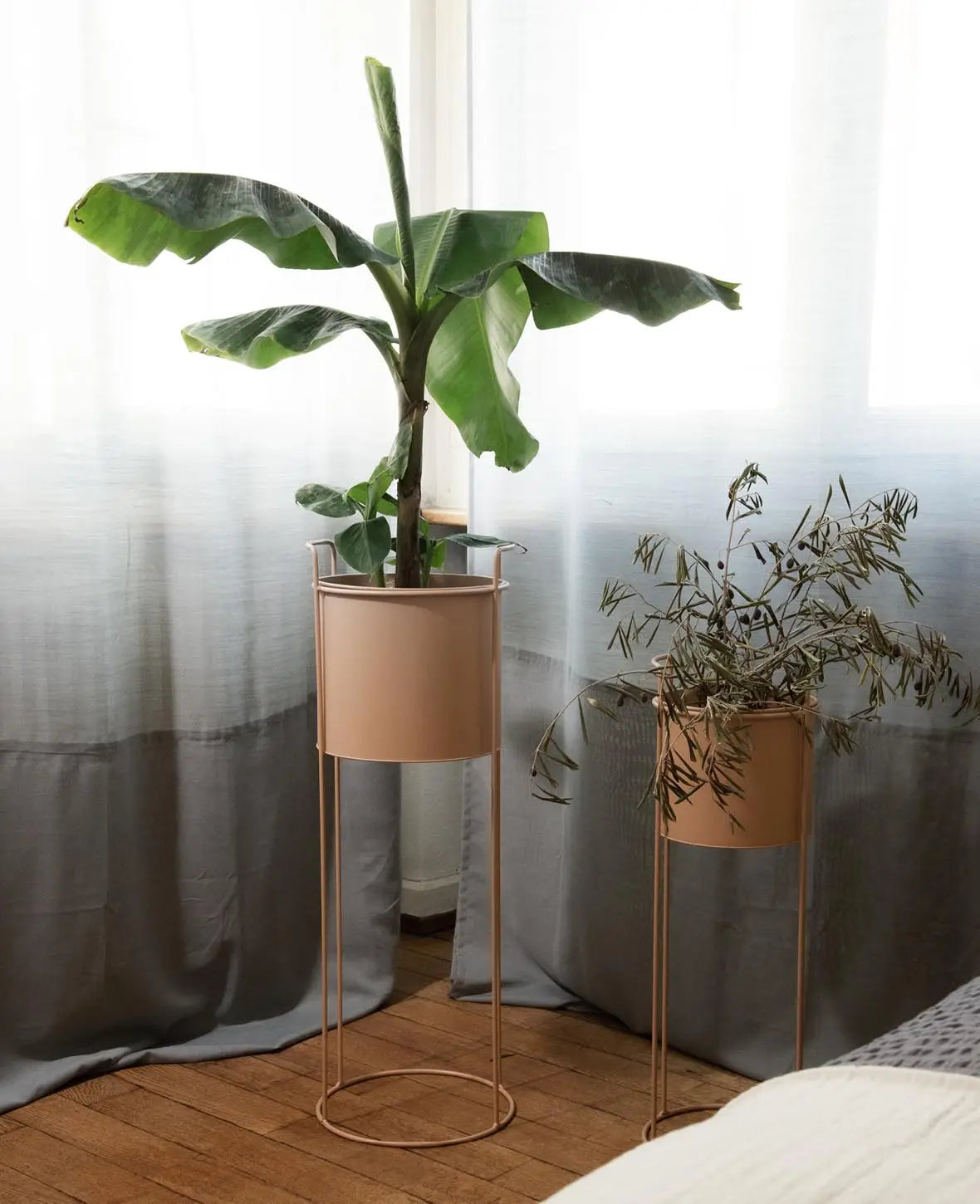 Nudefarbener Stehtopf / Blumentopf mit Beinen, altrosa, 62 cm