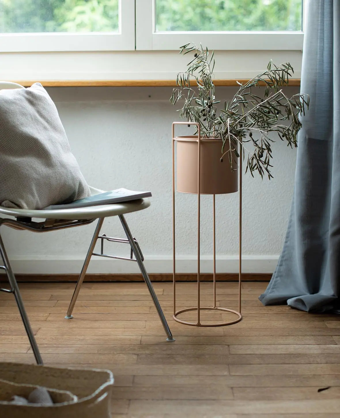 Nudefarbener Stehtopf / Blumentopf mit Beinen, altrosa, 62 cm