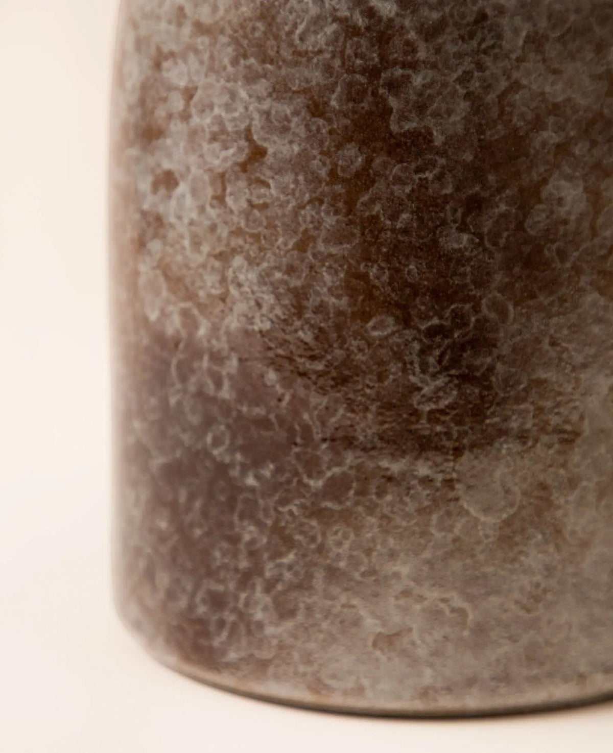 Grosse, runde Vase aus Terracotta mit schmalem Hals in grau braun, H 35 x Ø 22cm