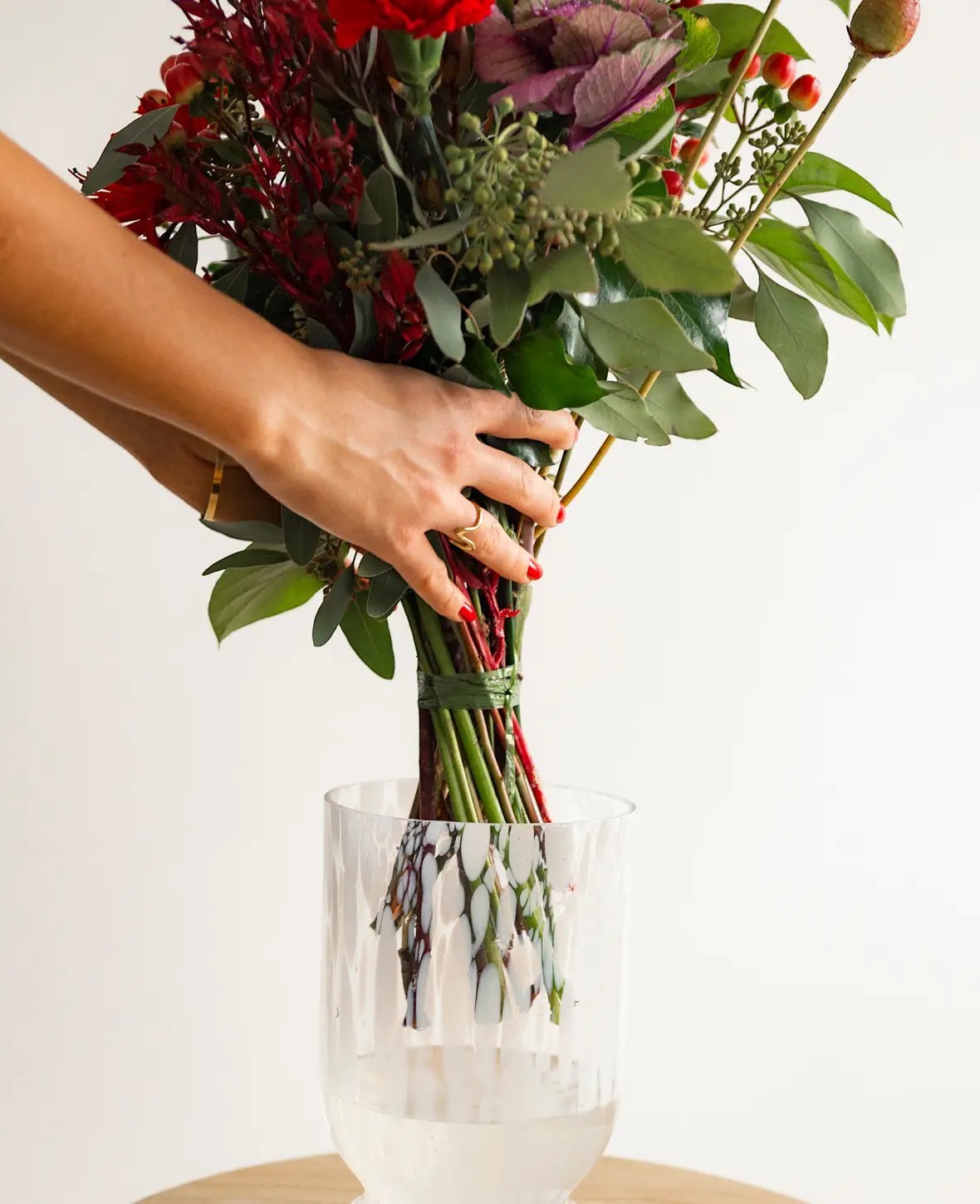 Moderne Glasvase mit dezentem weissem Muster, 21 cm