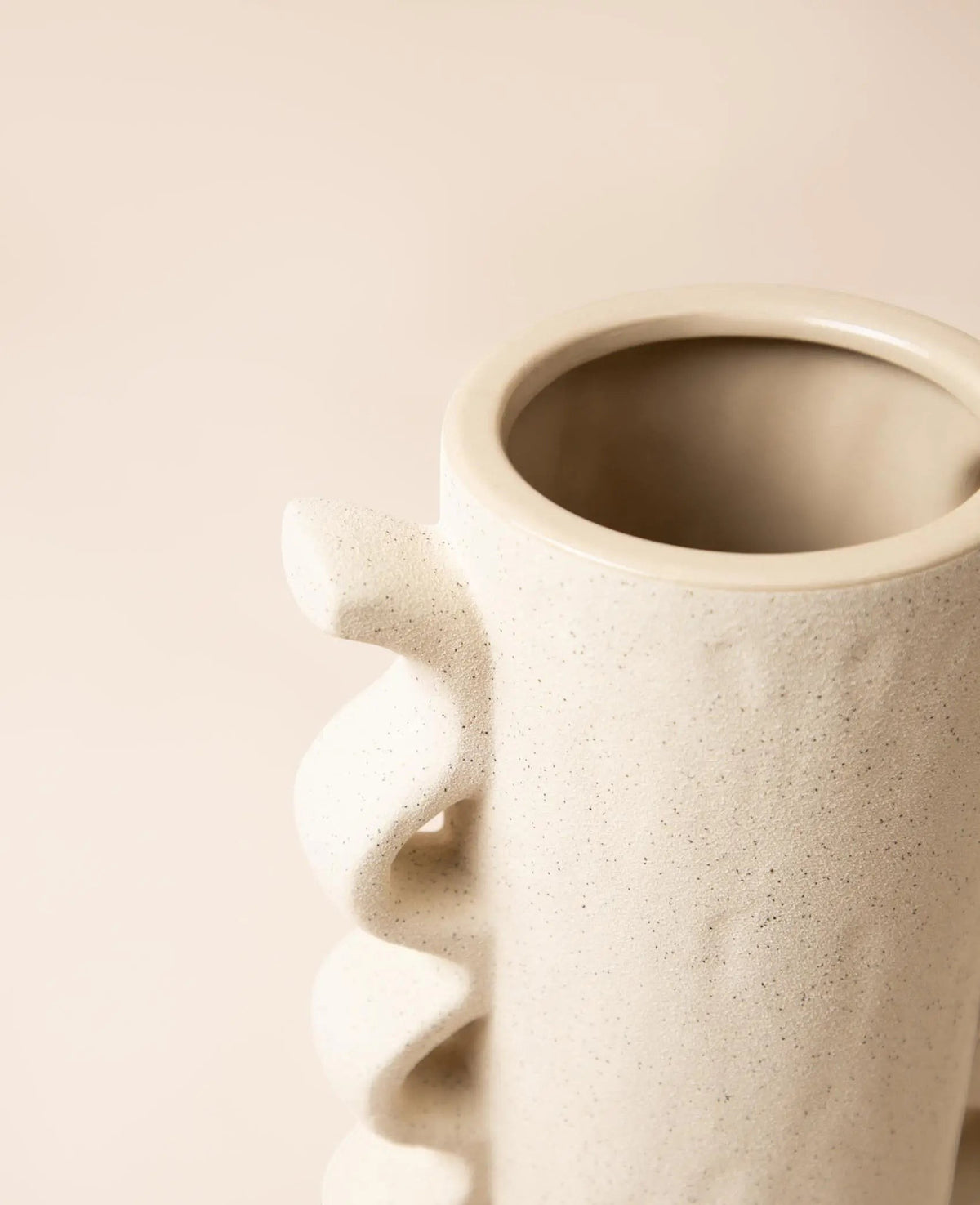 Hohe Vase mit sandiger Oberfläche in Offwhite und schwarzen Sprenkeln, 19 x 12 x H 35.5 cm