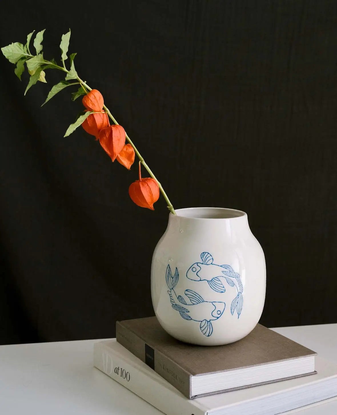 Keramikvase in Off-Weiss mit Koifisch Design, Ø 18 x H 20 cm
