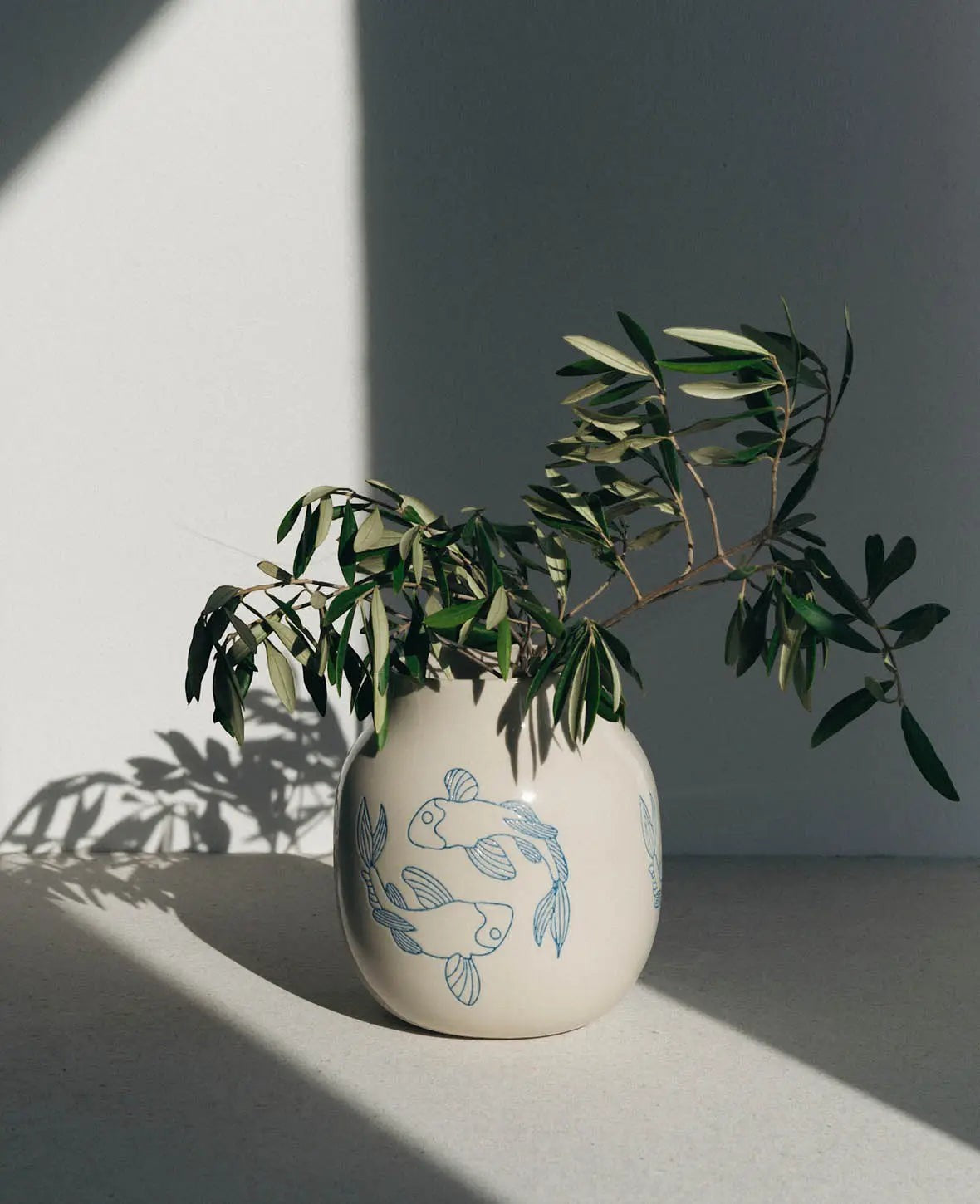 Keramikvase in Off-Weiss mit Koifisch Design, Ø 18 x H 20 cm
