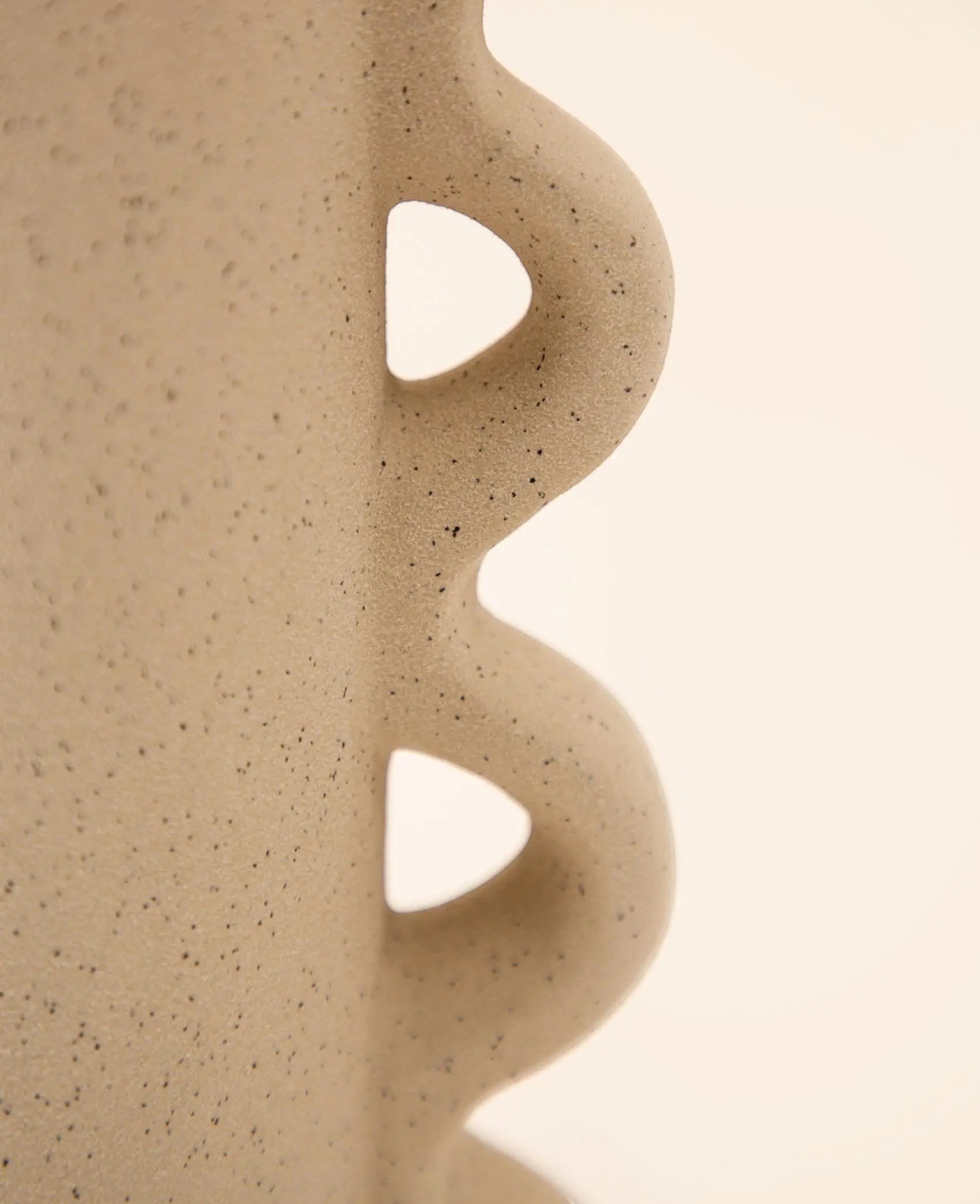 Hohe Vase mit sandiger Oberfläche in Offwhite und schwarzen Sprenkeln, 19 x 12 x H 35.5 cm