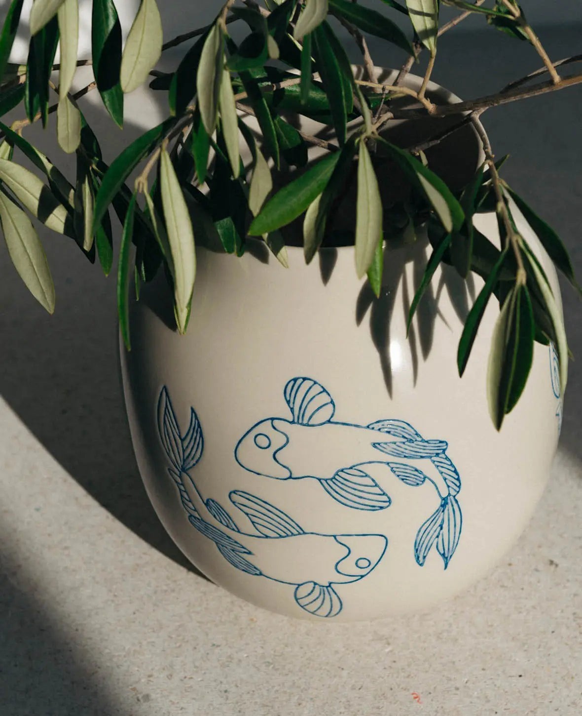 Keramikvase in Off-Weiss mit Koifisch Design, Ø 18 x H 20 cm