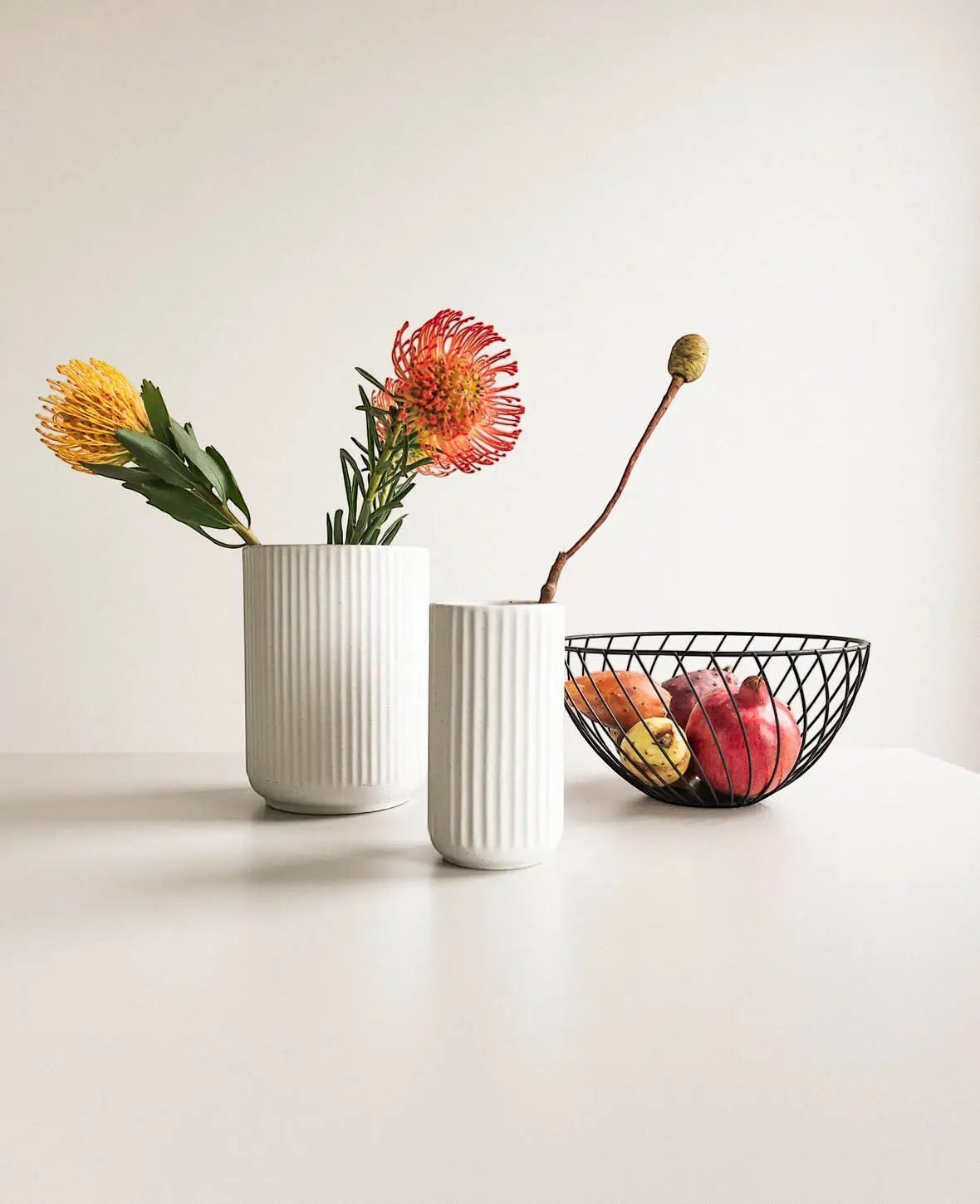 Keramikvase im Scandi Stil mit Rillen und feinem Brennmuster, 14 x 20 cm