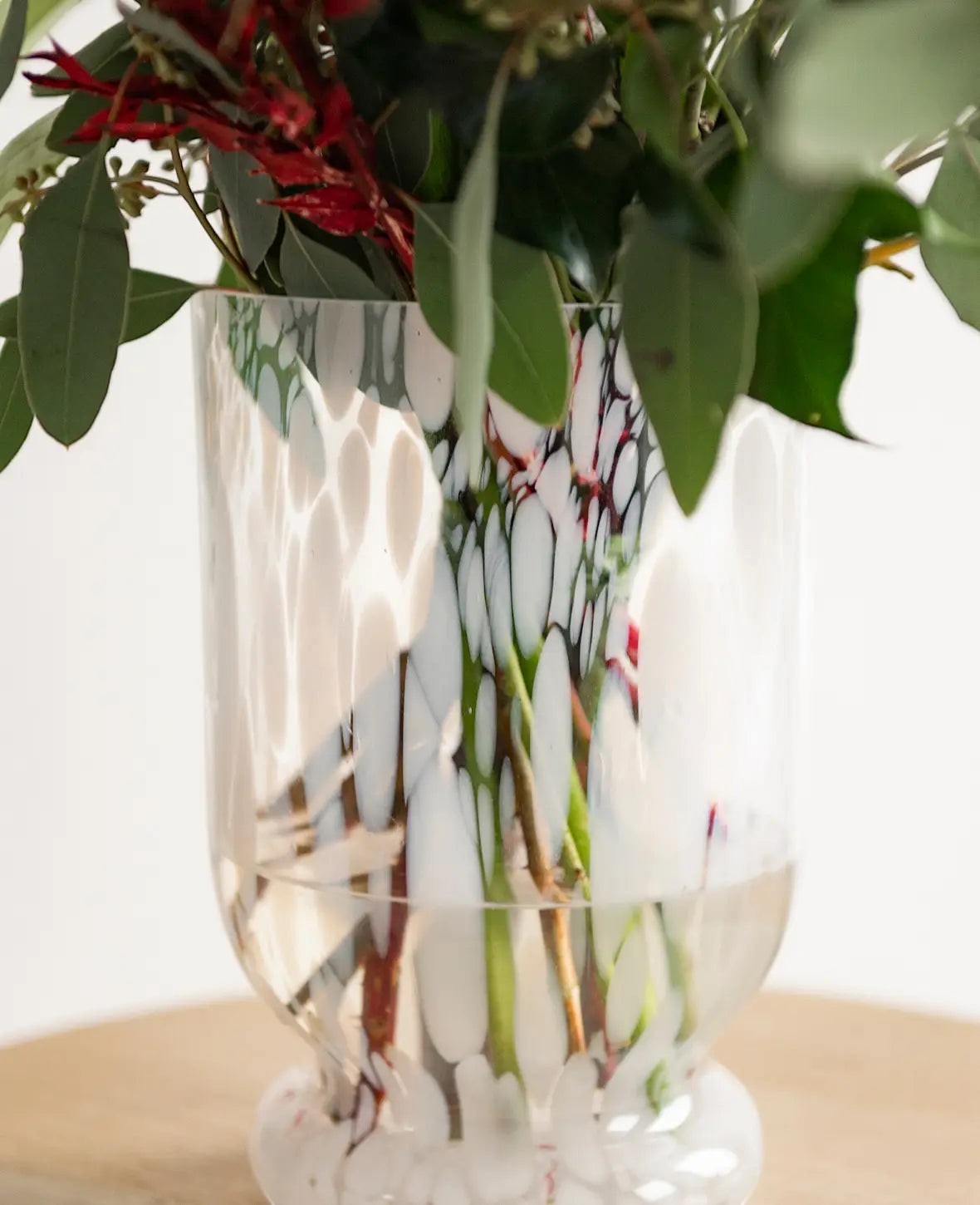 Moderne Glasvase mit dezentem weissem Muster, 21 cm