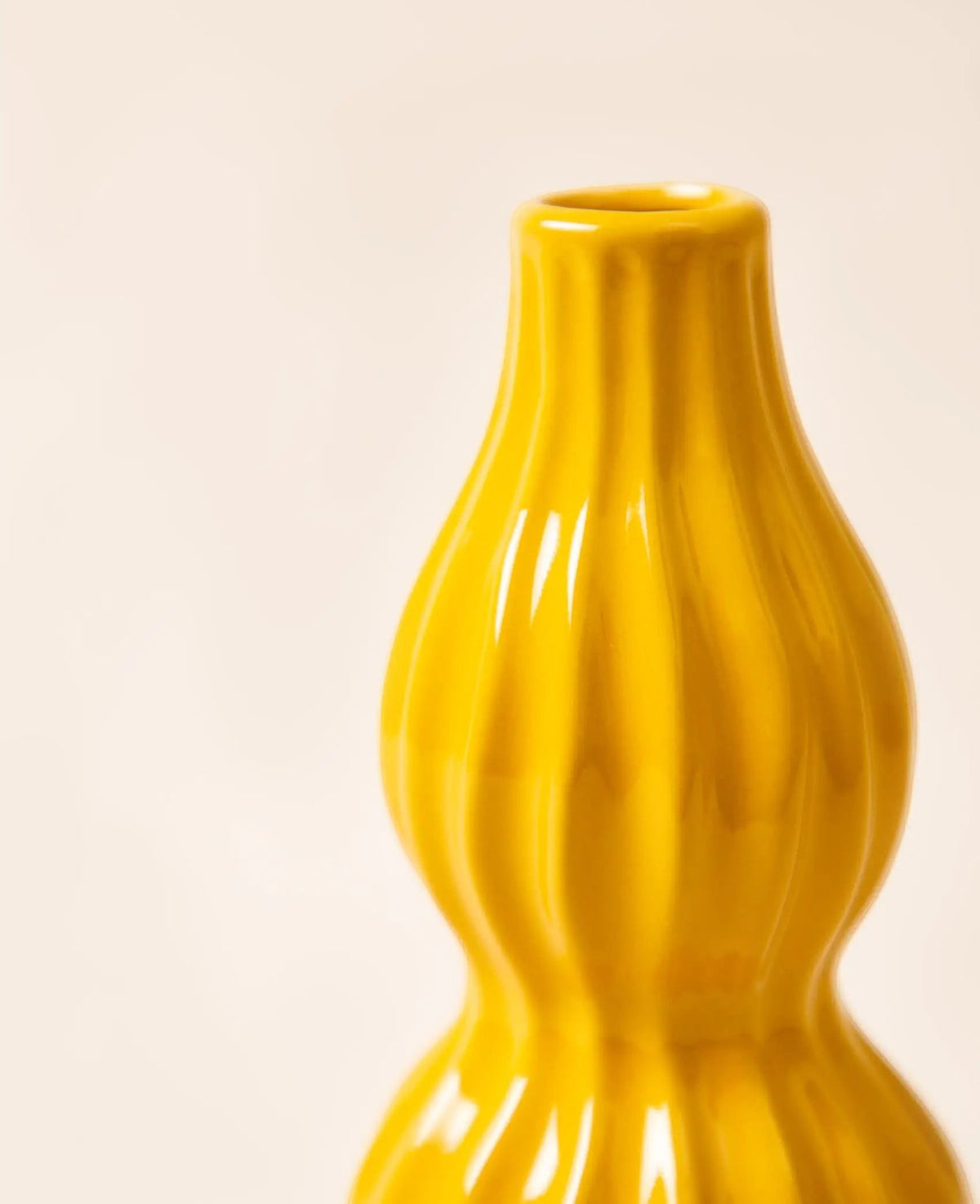 Kleine Vase mit Rillen im Retro Stil in Gelb, H 20 cm x Ø 7 cm