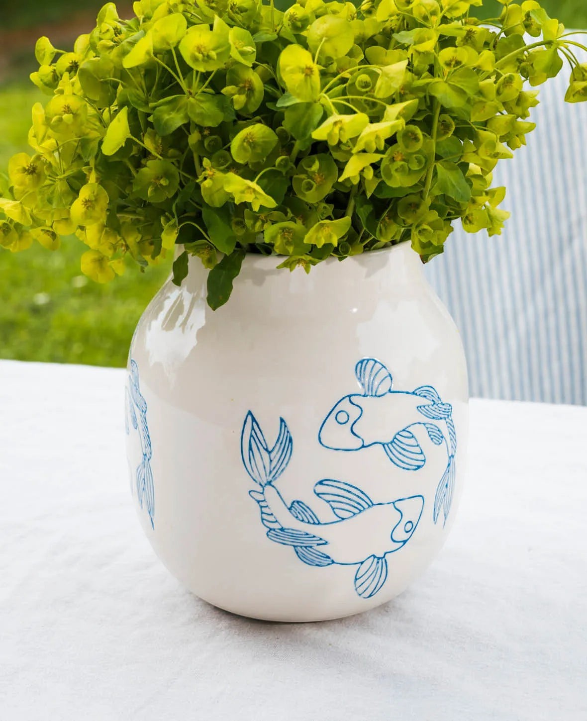 Keramikvase in Off-Weiss mit Koifisch Design, Ø 18 x H 20 cm