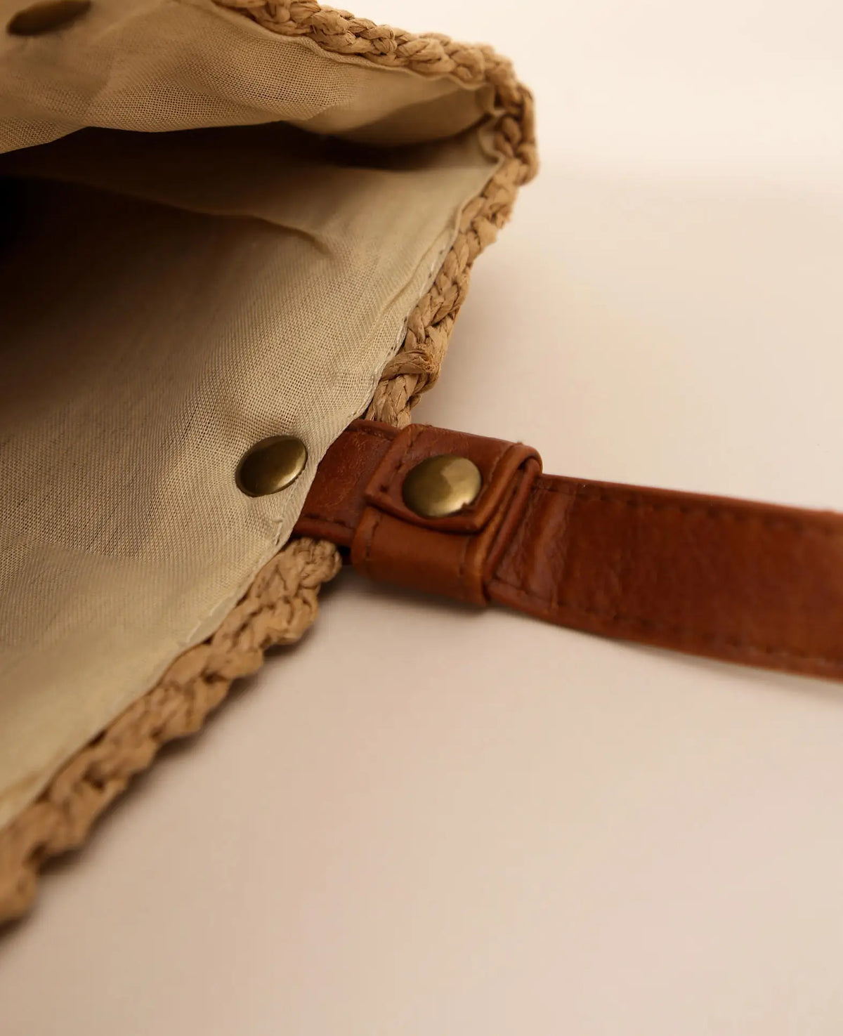 Braune, geflochtene Tasche aus Naturmaterialien, mit Innenfutter und veganem Lederriemen, H 42 x B 36 x T 15 cm