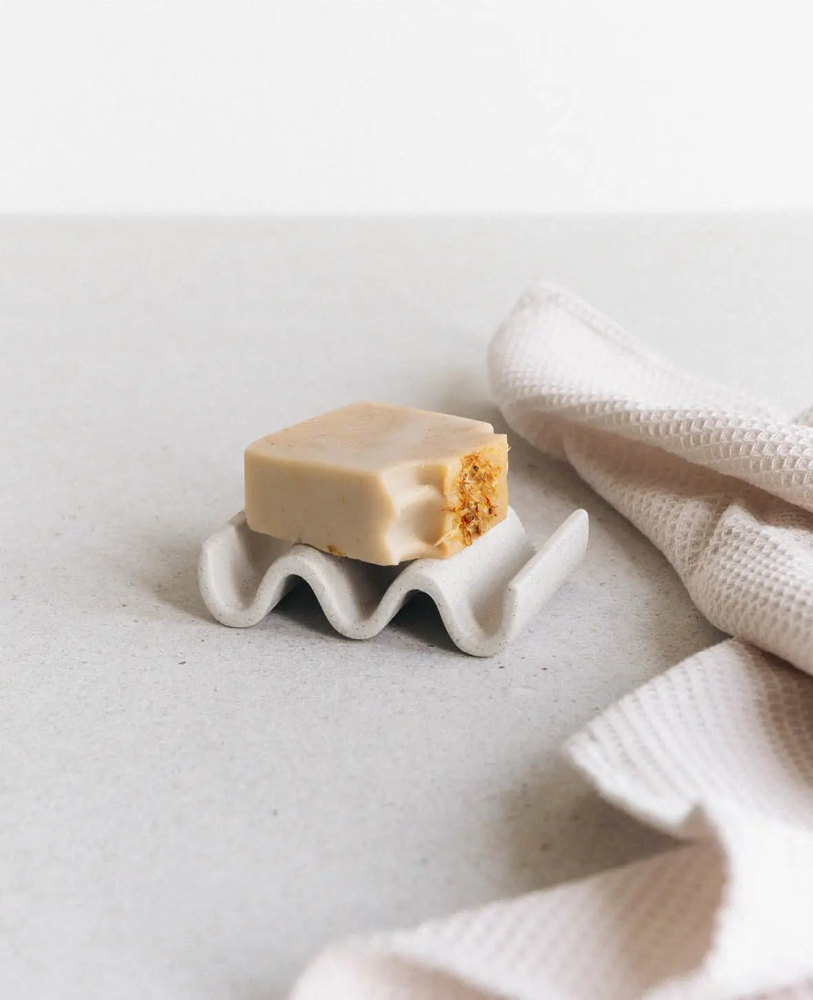 Keramik Seifenhalter in Wellenform, beige mit schwarzen Sprenkeln, 8 x 11.5 cm x H 3 cm