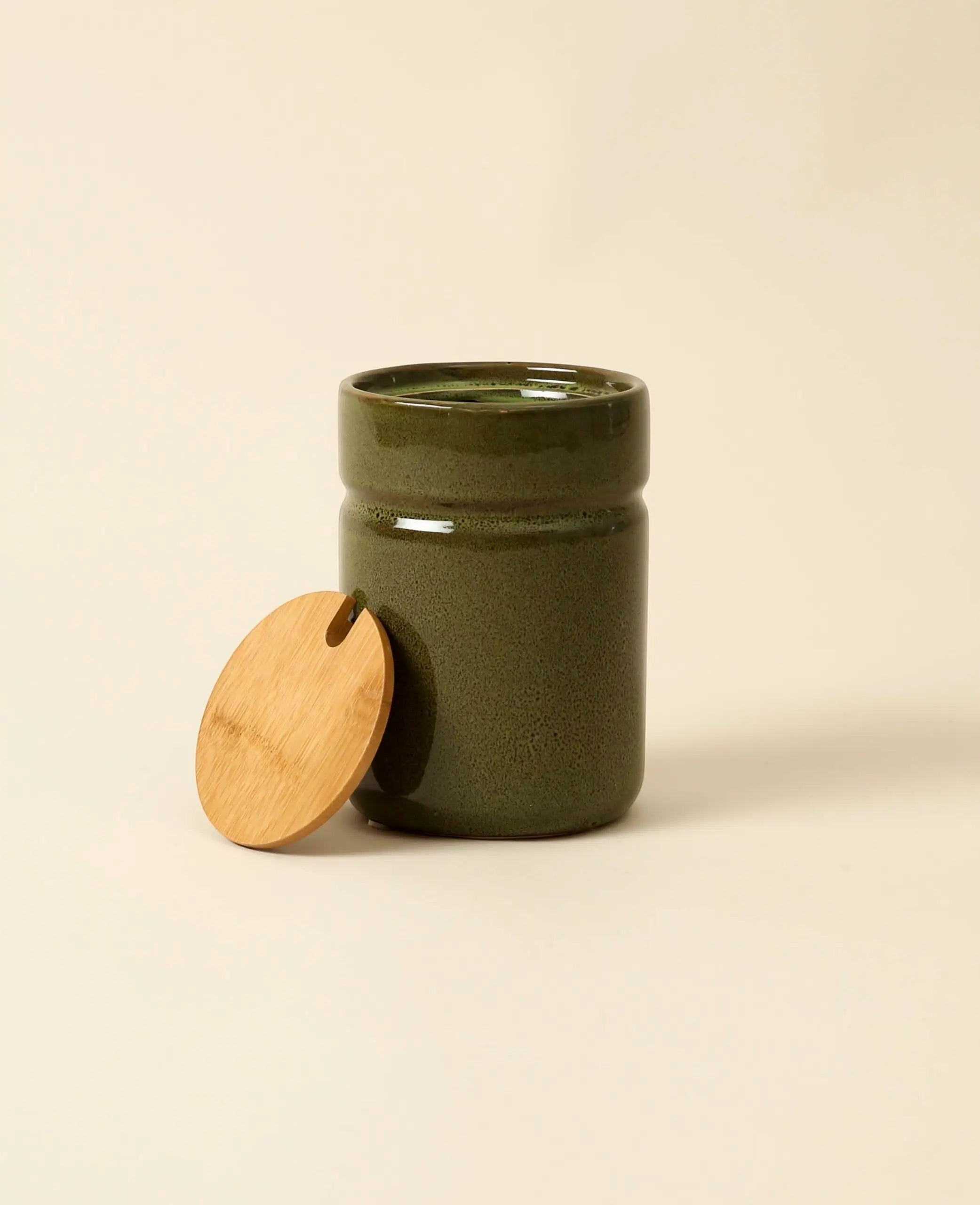 Olivgrüne runde Keramikdose mit Holzdeckel, D 11 cm x H 16 cm