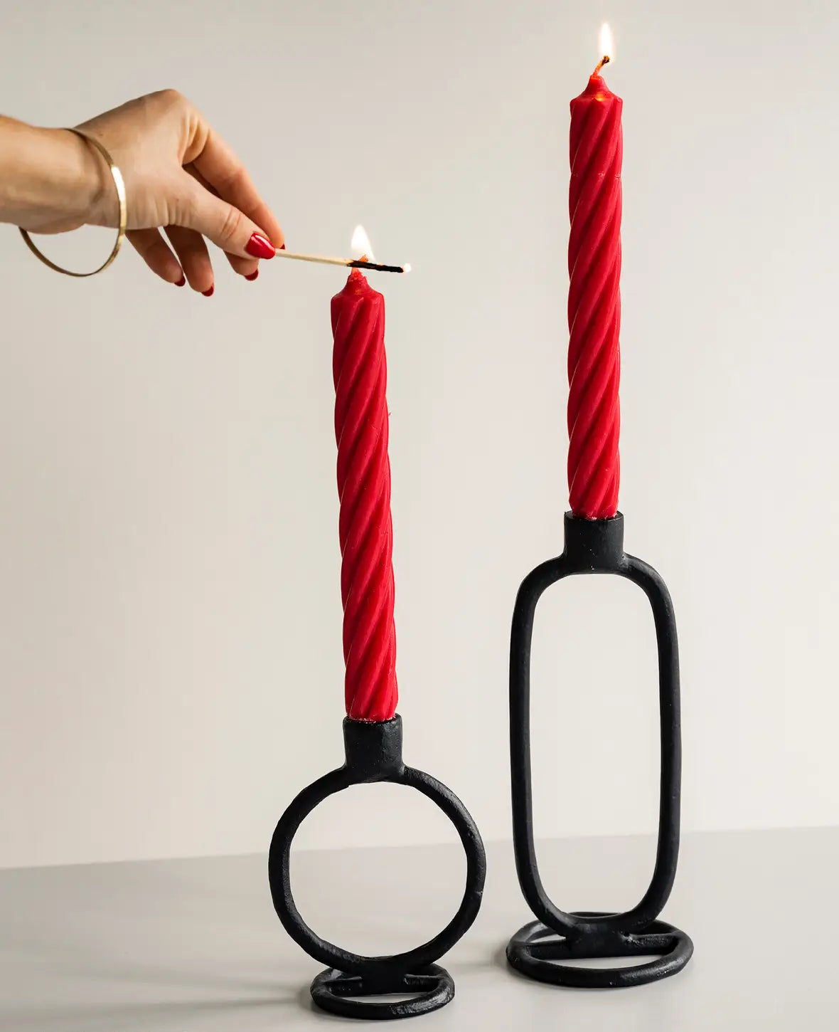 Mattschwarzer abstrakter Kerzenständer für Stabkerzen / Tafelkerzen, Höhe 24.3 cm