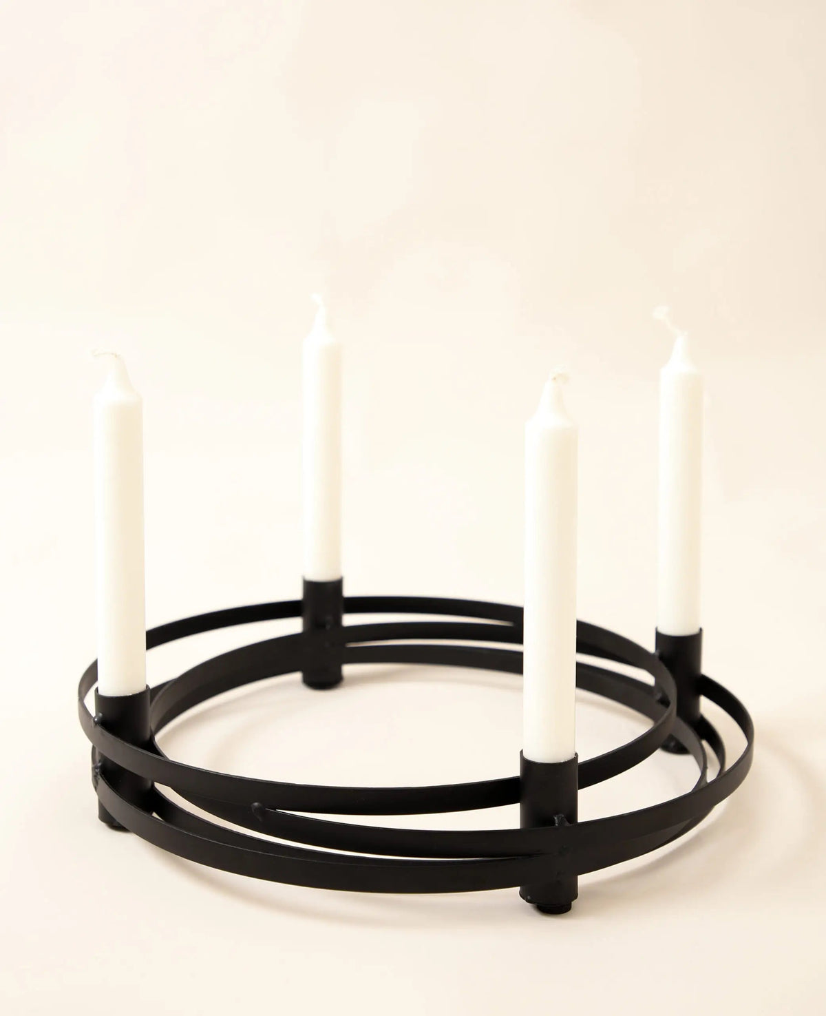 Adventskranz / Schwarzer Kerzenständer aus schwarzem Metall für 4 Kerzen ,Ø 34 cm x H 6 cm