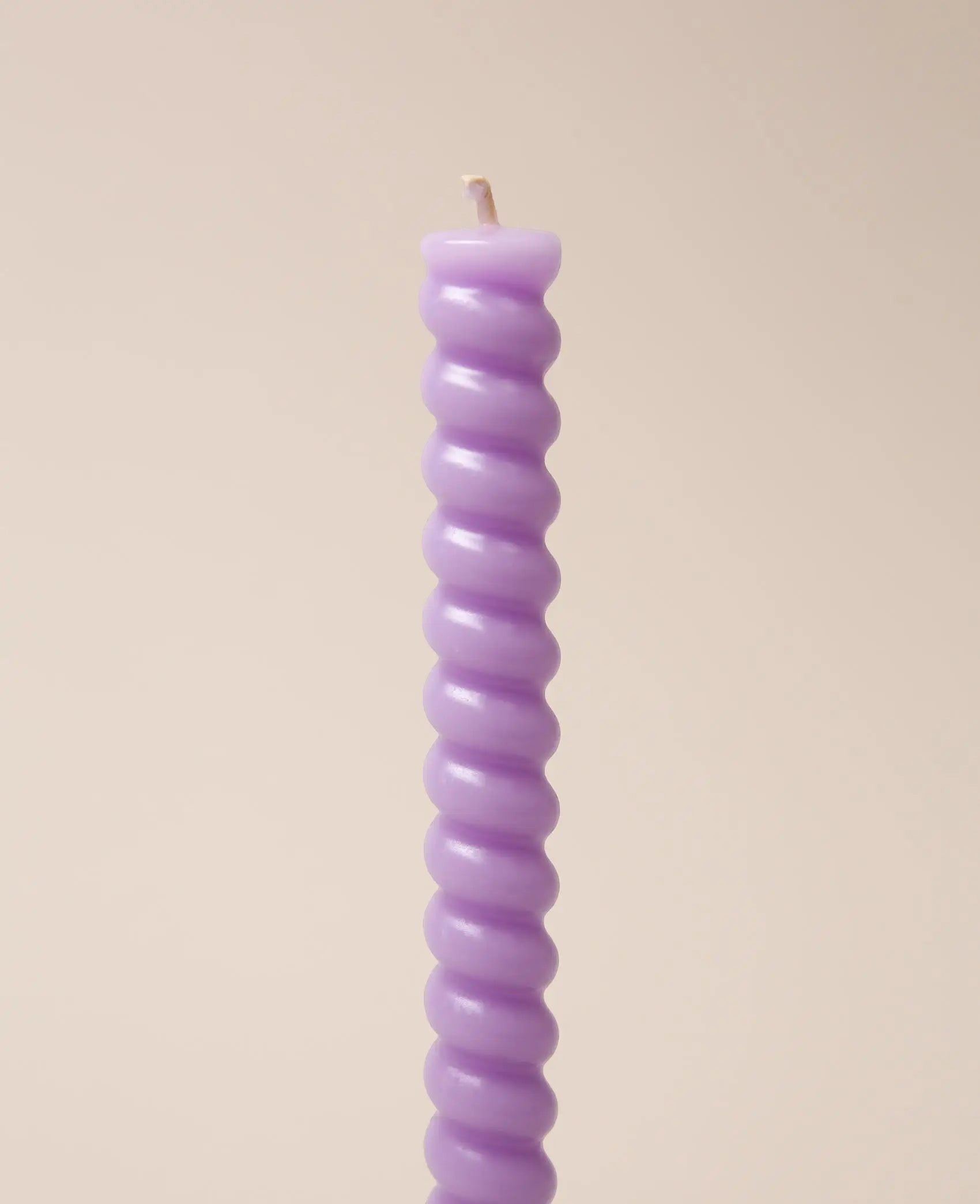 2er Set Stabkerzen / Tafelkerzen mit Twist in Lila, 28 cm x 2.4 cm