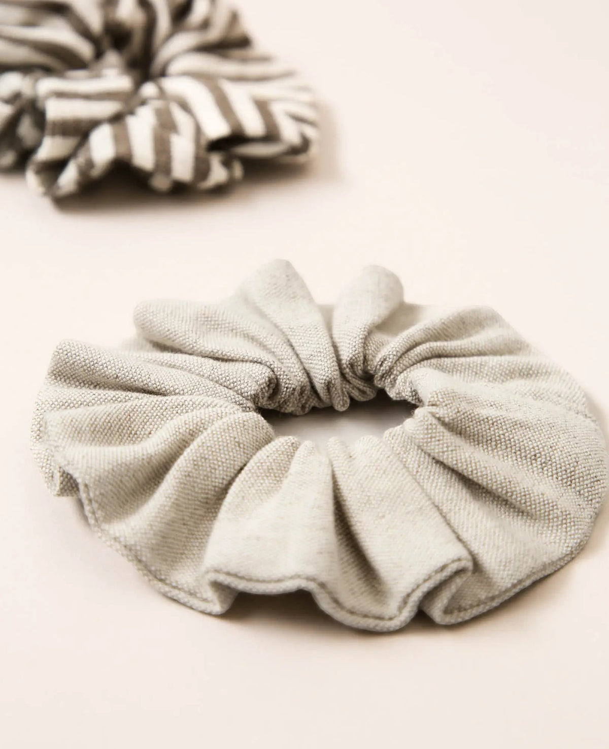 Noya Scrunchie Set, Haargummi aus Stoff, Gestreift & Beige