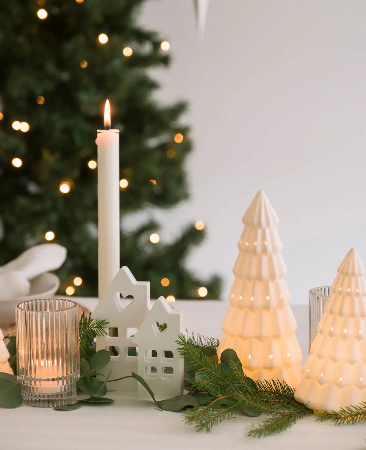 Weihnachtsbaum / Tannenbaum aus weisser, matter Keramik mit LED, 21 cm