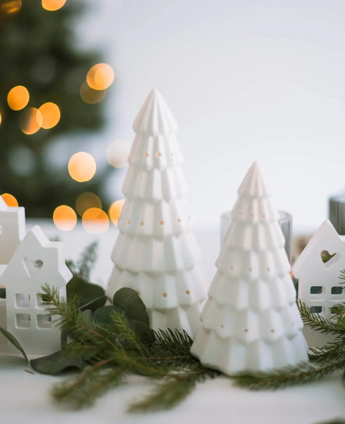 Weihnachtsbaum / Tannenbaum aus weisser, matter Keramik mit LED, 16 cm
