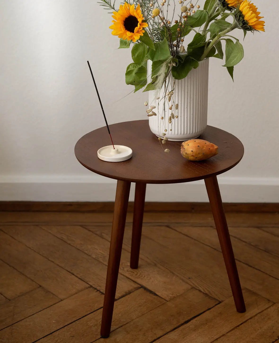 Runder Beistelltisch / Sofatisch / Holztisch aus dunklem Holz, Ø 40 cm