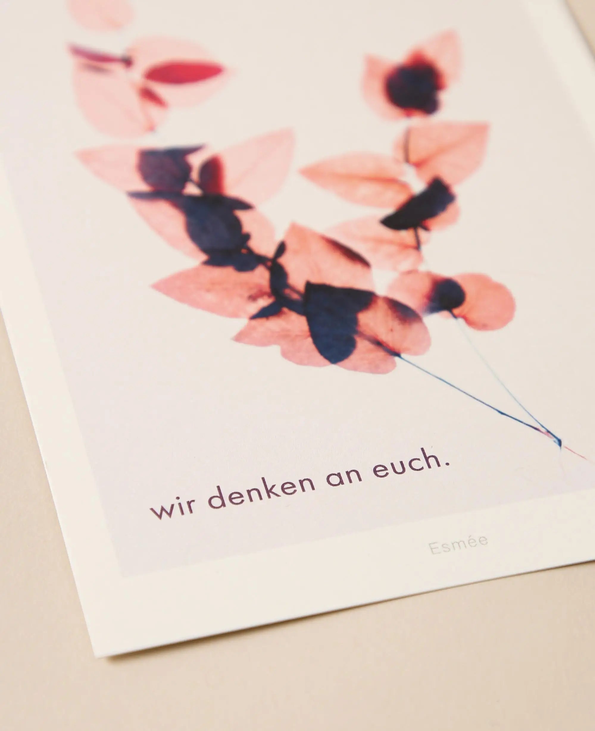 Trauerkarte / Postkarte Hochformat "wir denken an euch", 10.5 x 14.8 cm, weisses Naturpapier mit farbigem Print