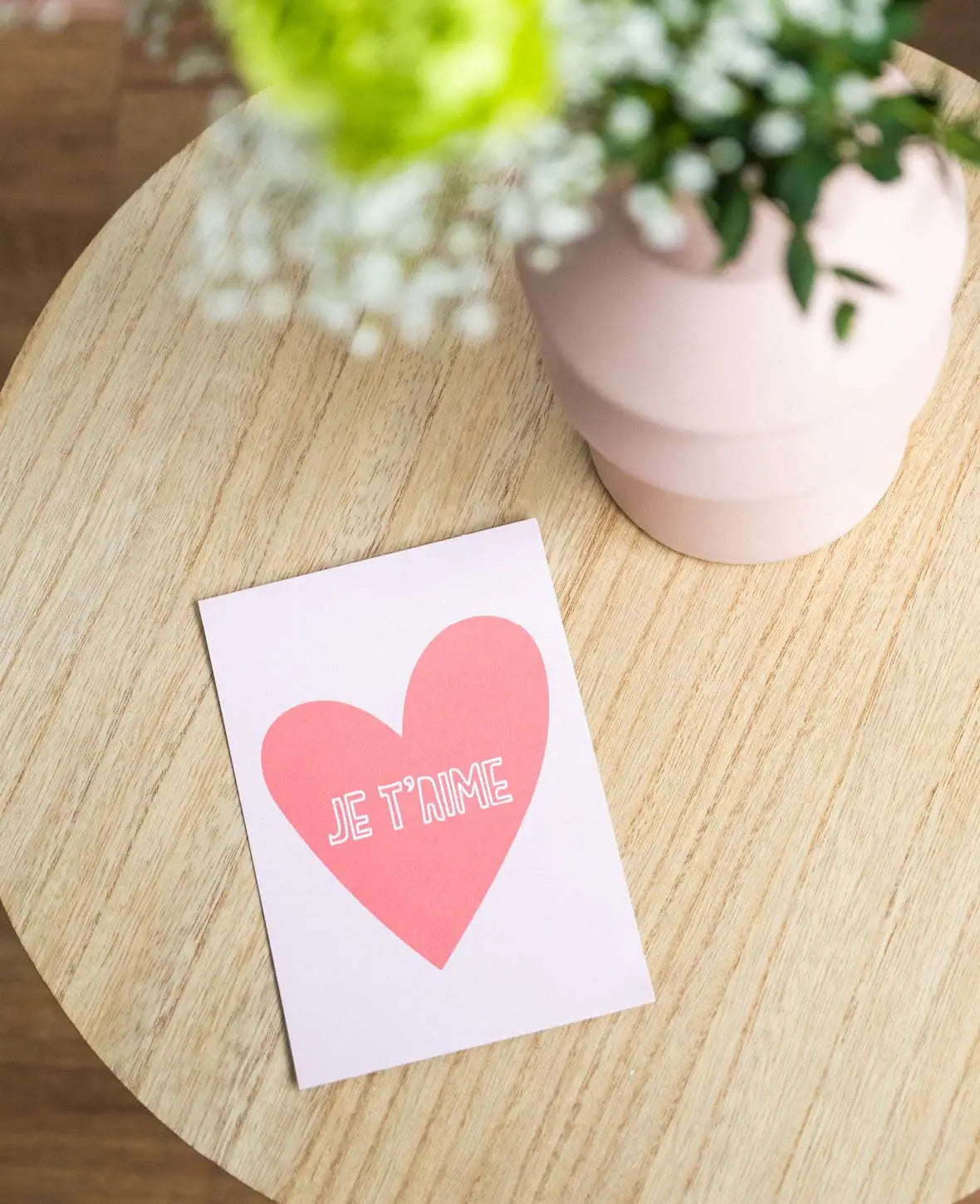 Grusskarte / Postkarte Hochformat "Je t'aime" pink, 10.5 x 14.8 cm, weiss mit farbigem Print