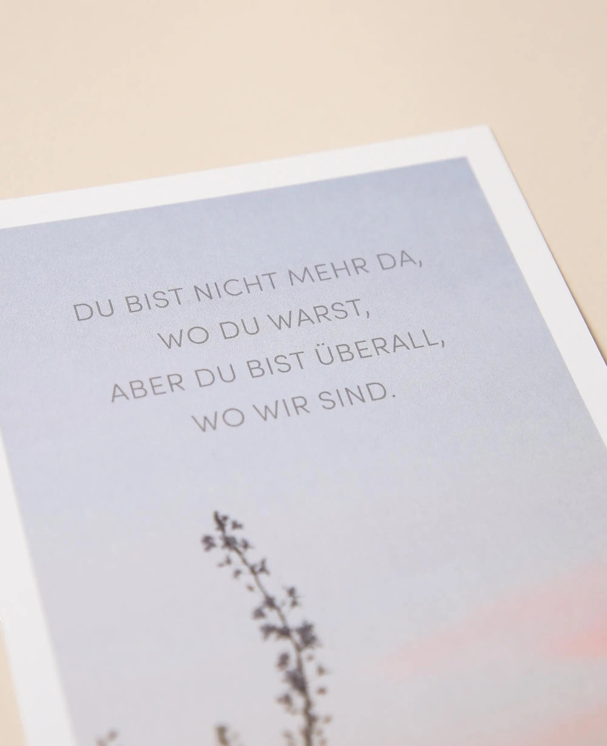 Trauerkarte / Postkarte Hochformat "Du bist überall", 10.5 x 14.8 cm, weisse Karte mit farbigem Print