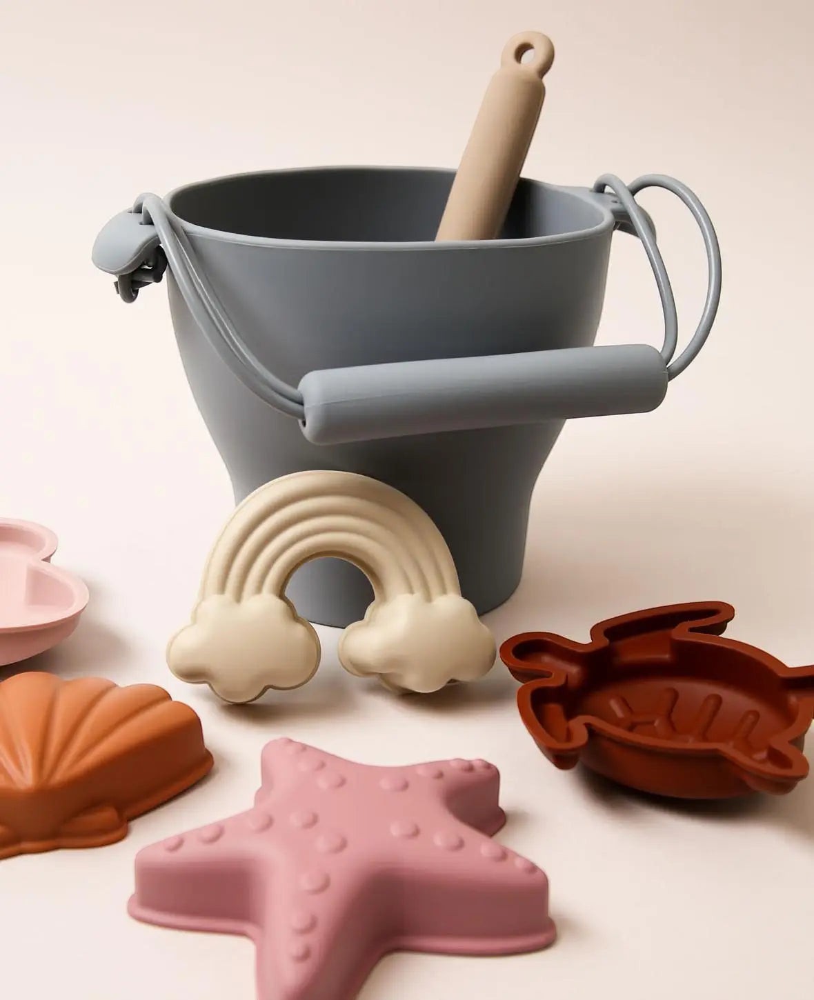 Sandspielzeug Set für Kinder, aus Silikon in Blau/Beige/Rosa, mit Kessel, Schaufel und Formen