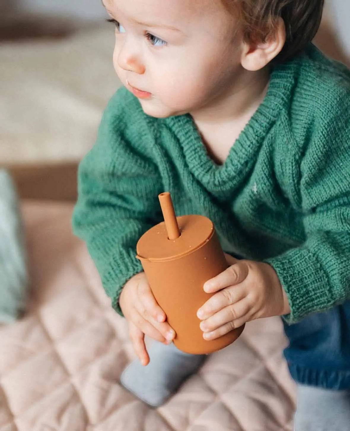 Trinkbecher mit Strohhalm für Kinder in rostrot aus Silikon, 200 ml