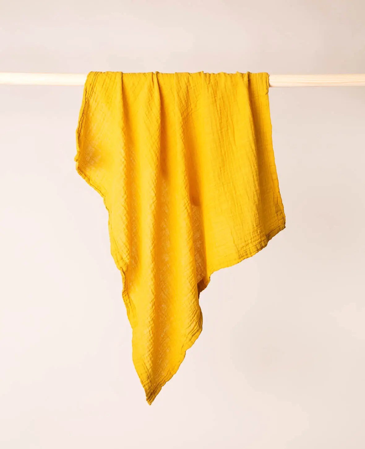 Musselin Tuch / Mulltuch aus 100% Bio Baumwolle als Nuscheli für Babys oder als Mode- und Dekoaccessoire in Senfgelb, 75 x 75 cm