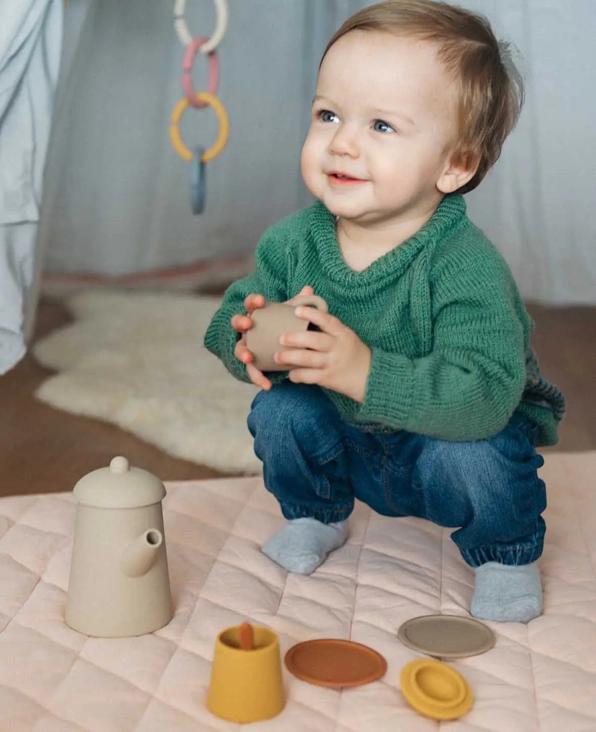 Kindertee Set für Kinder, aus Silikon in Sienna/Beige, mit Tassen, Kessel und Zuckerdose