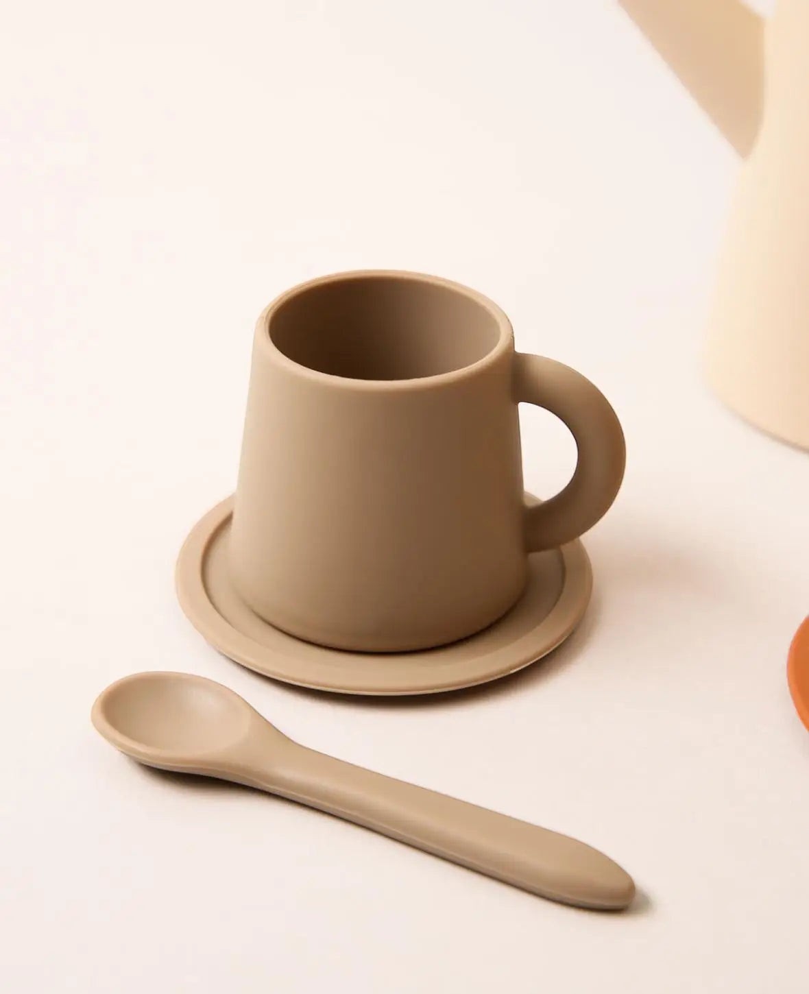 Kindertee Set für Kinder, aus Silikon in Sienna/Beige, mit Tassen, Kessel und Zuckerdose