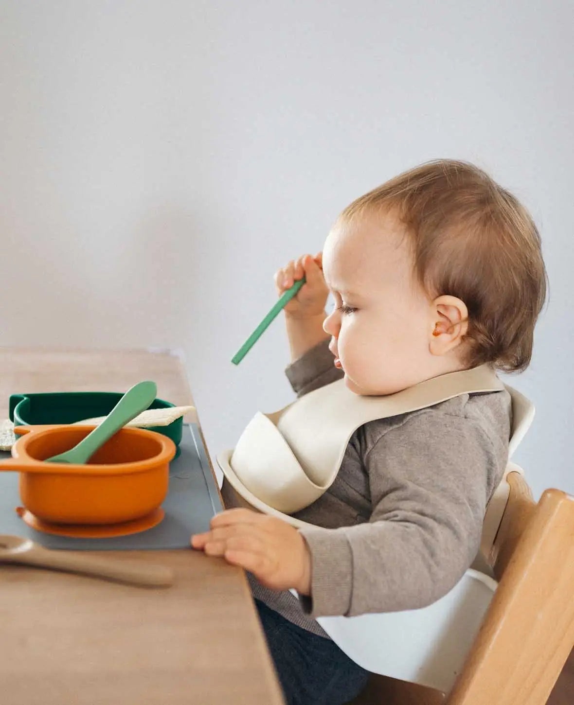 Kinder Geschirrset "Katze", aus Silikon in Grün/Beige/Grau, mit Tellern, Besteck, Becher, Tischset und Lätzchen