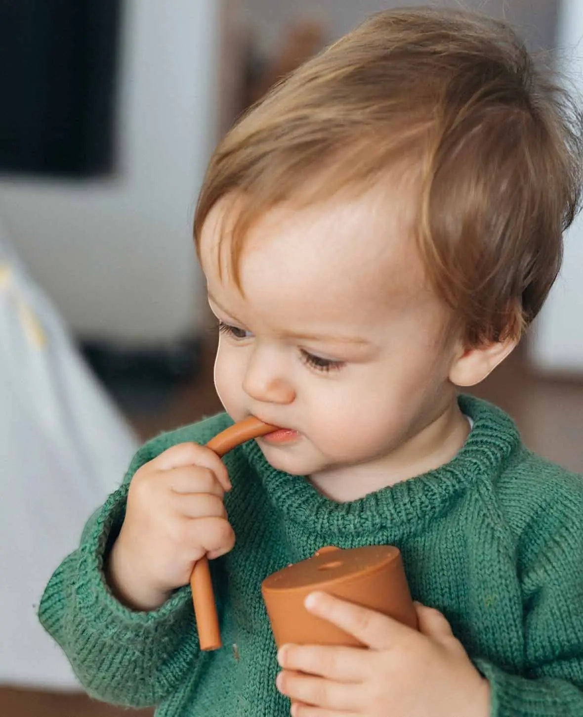 Trinkbecher mit Strohhalm für Kinder in rostrot aus Silikon, 200 ml