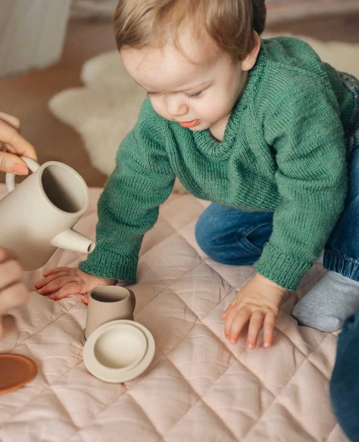 Kindertee Set für Kinder, aus Silikon in Sienna/Beige, mit Tassen, Kessel und Zuckerdose