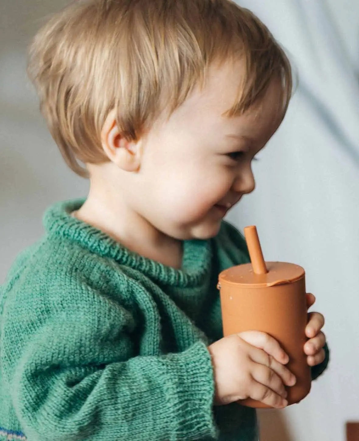 Trinkbecher mit Strohhalm für Kinder in rostrot aus Silikon, 200 ml