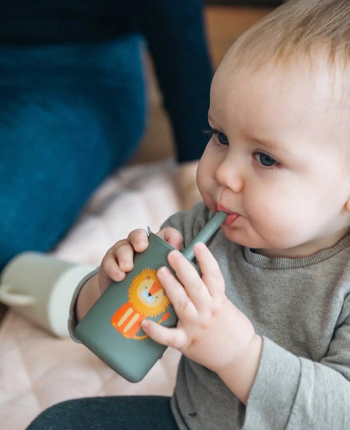 Kinder Trinkbecher "The Mini Sippi" mit Strohhalm und Löwen Aufdruck, aus Silikon in Khaki, 180 ml