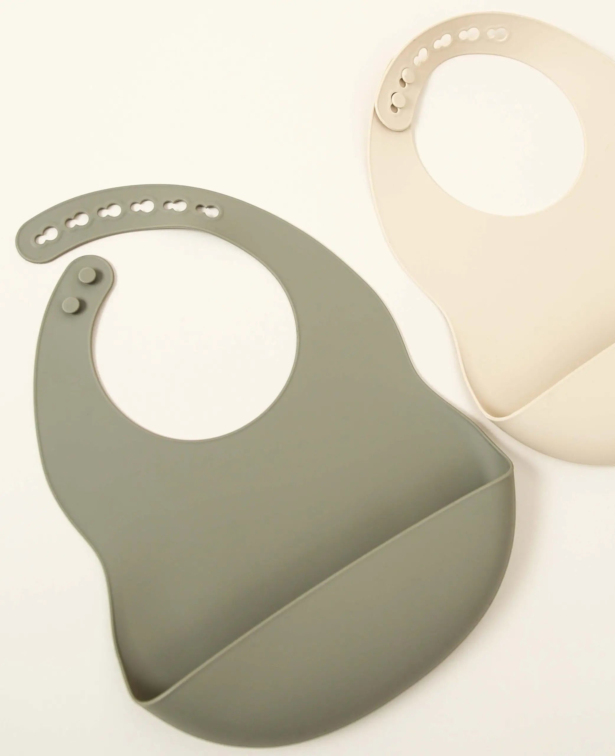 2er Pack Lätzchen aus Silikon mit Auffangschale, grössenverstellbar, grau und beige, Ø 11 cm