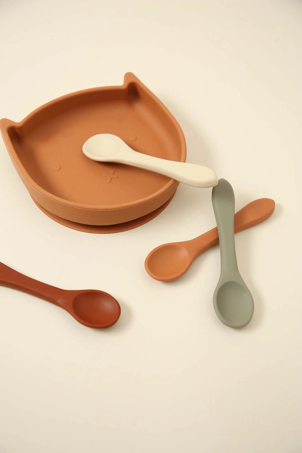 Vierteiliges Löffelset für Kinder aus Silikon, verschiedenfarbig, 14 cm x 1 cm