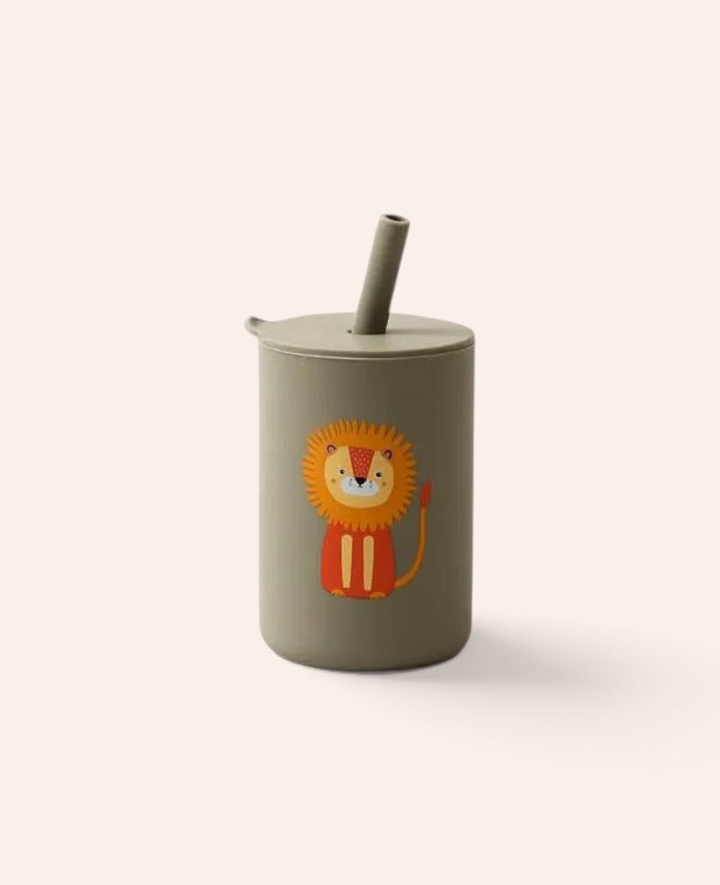 Kinder Trinkbecher "The Mini Sippi" mit Strohhalm und Löwen Aufdruck, aus Silikon in Khaki, 180 ml