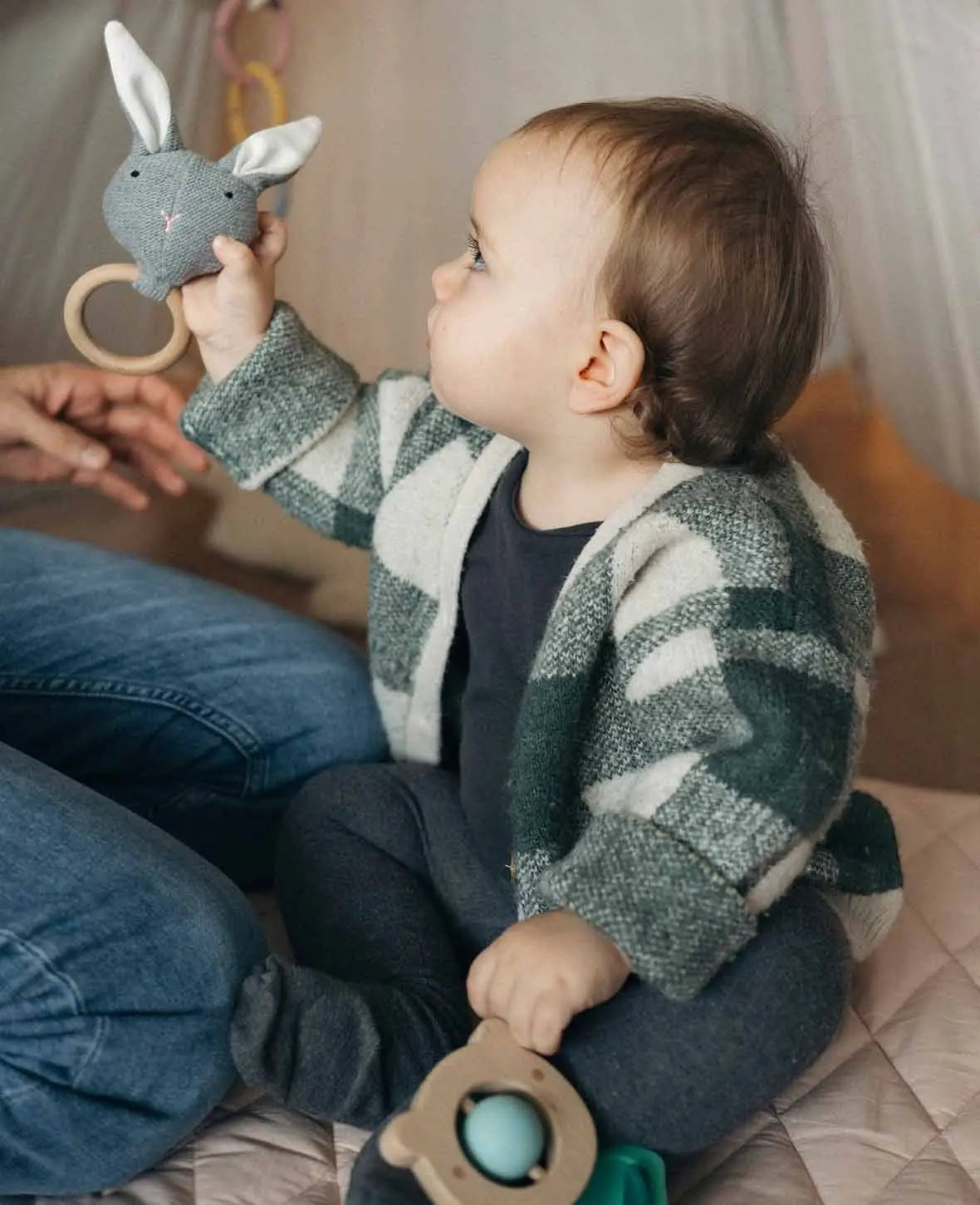 Baby Holz Beissring mit Hase aus gestrickter Baumwolle