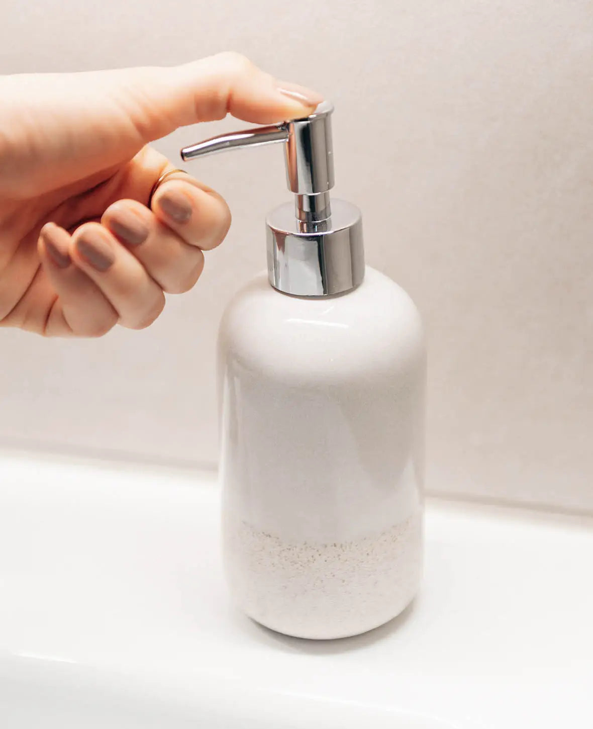 Seifenspender mit silbernem Spender aus beige glasiertem Steingut