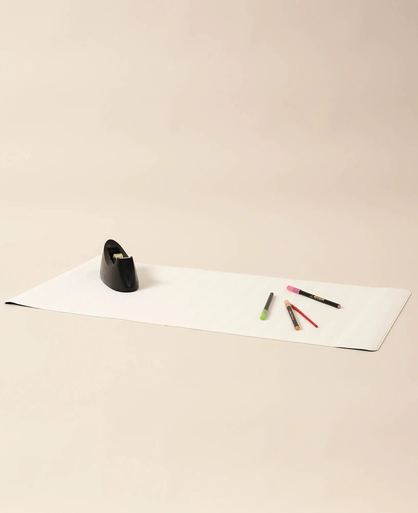 Schreibtischmatte aus veganem Leder in Weiss, mit rutschfester Unterseite, 80 x 40 cm