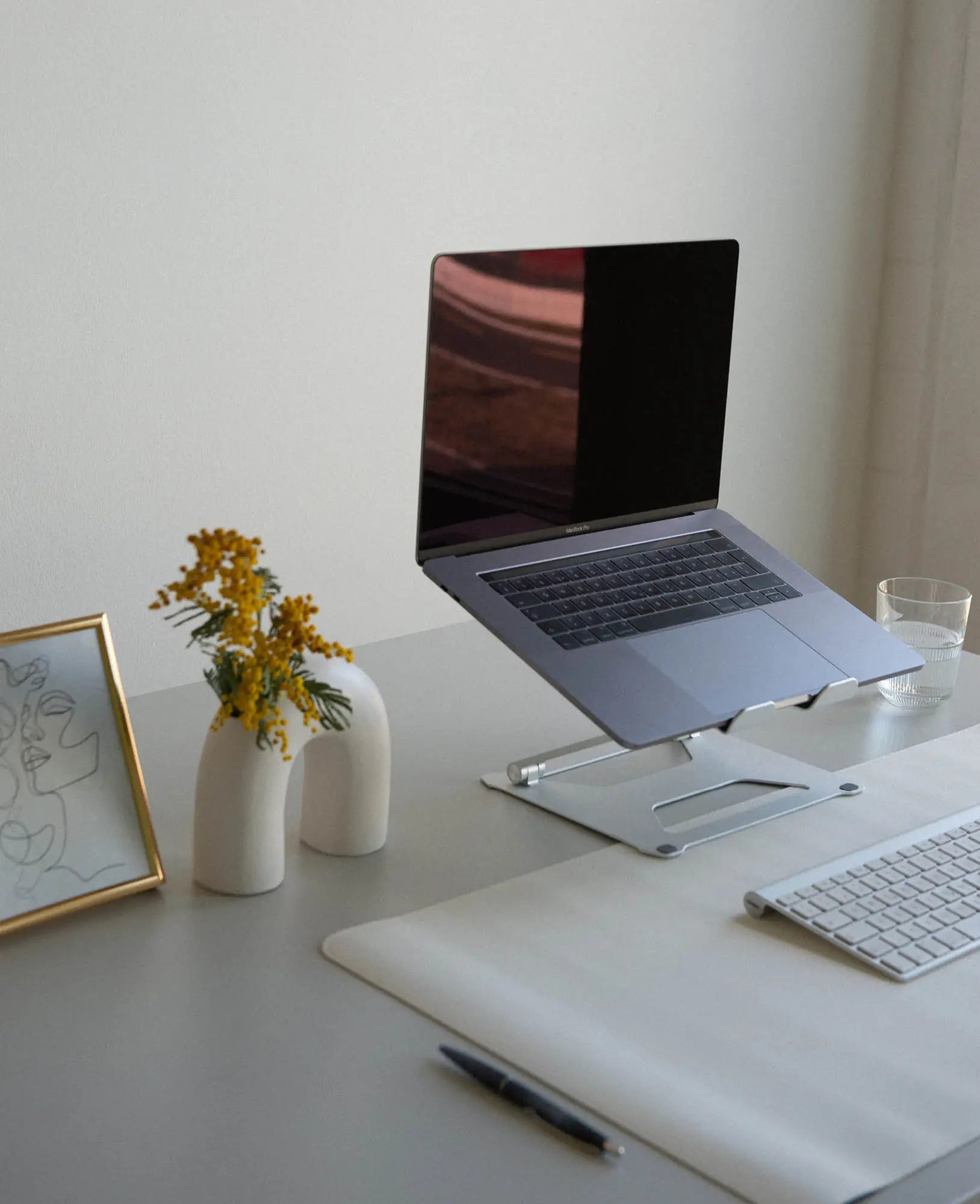 Schreibtischmatte aus veganem Leder in Weiss, mit rutschfester Unterseite, 80 x 40 cm