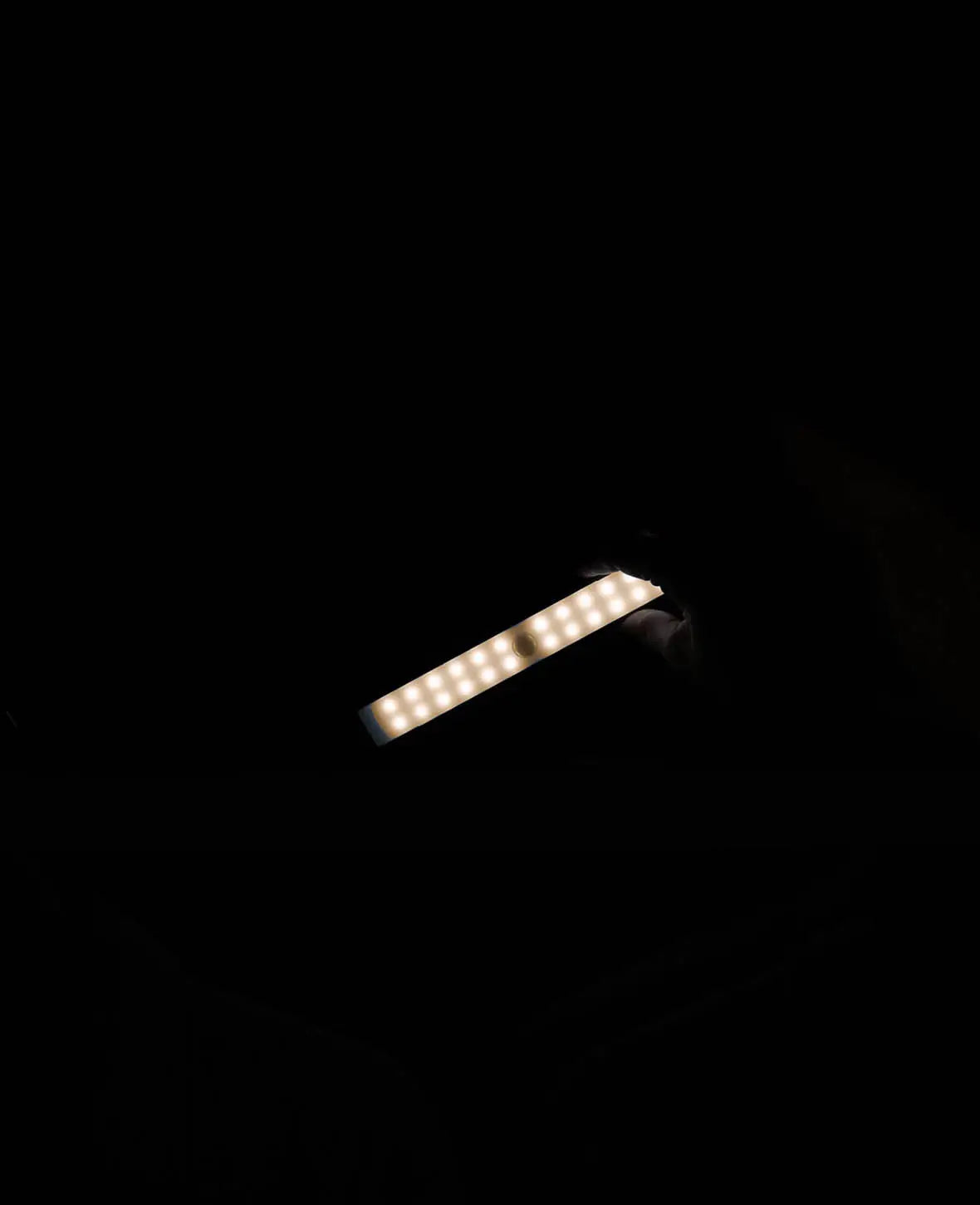 Magnetische, kabellose LED Lichtleiste (24 LED's) mit Bewegungssensor – Warmweiss, 19 cm