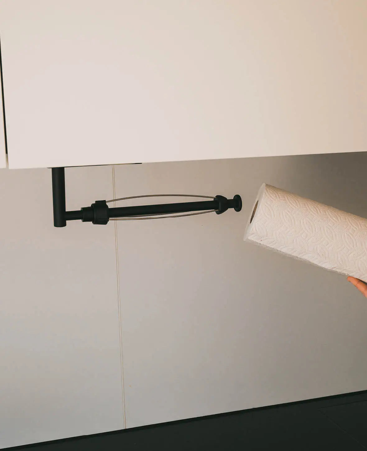 Selbstklebende Küchenrollen Halterung Ständer mit Dämpfung Schwarz, 30cm