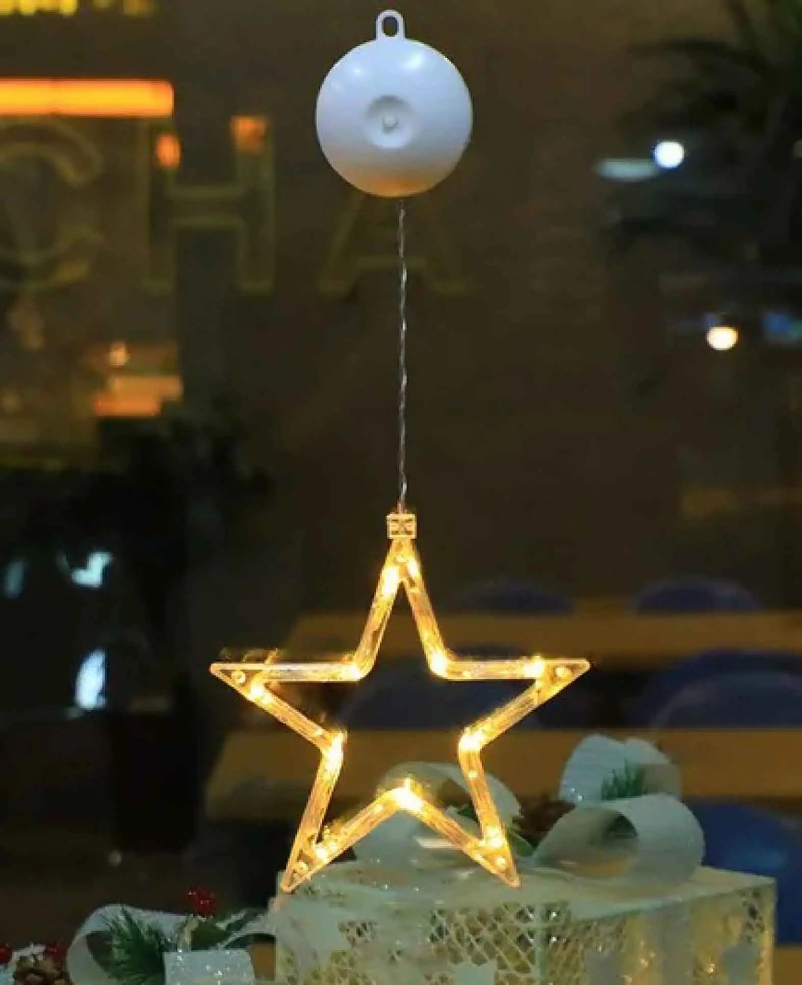 Weihnachtlicher LED Deko Stern mit Saugnapf für Fenster, 18 × 19cm