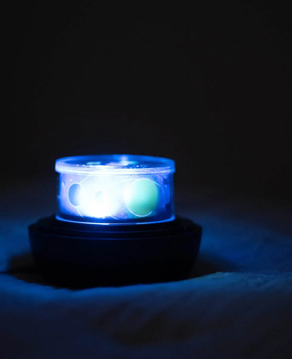 2in1 LED Sternenhimmel Projektor / Nachtlicht mit 360° Drehung, 6 verschiedene Wechselmotive
