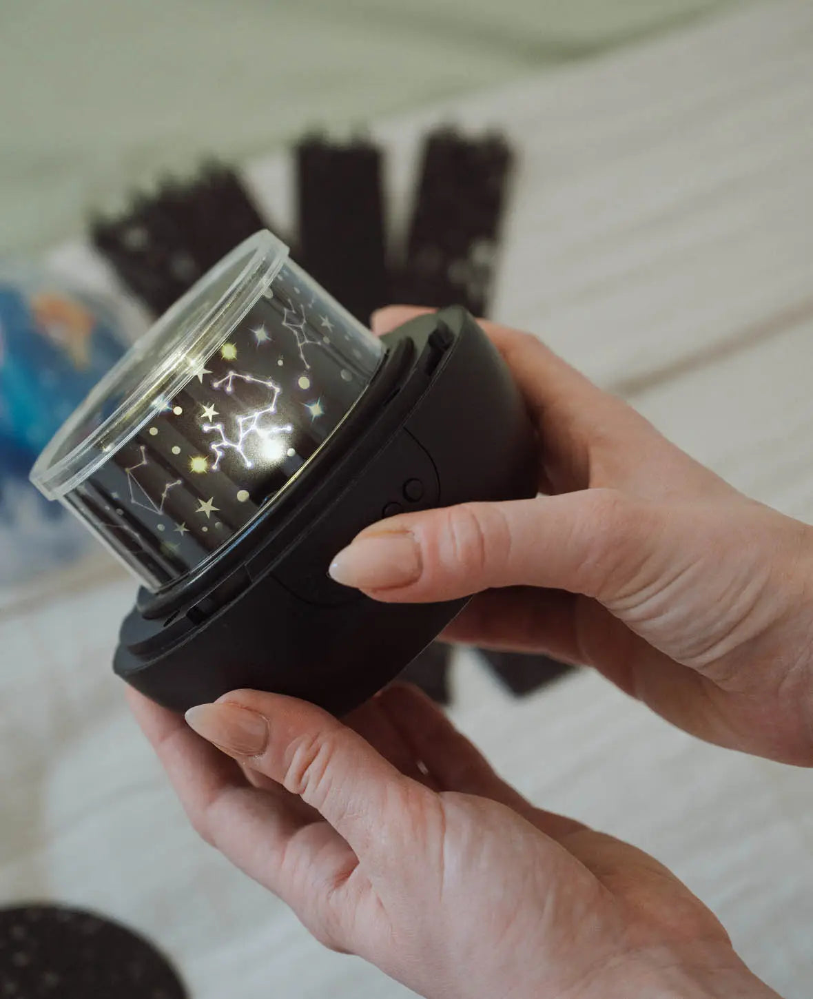 2in1 LED Sternenhimmel Projektor / Nachtlicht mit 360° Drehung, 6 verschiedene Wechselmotive