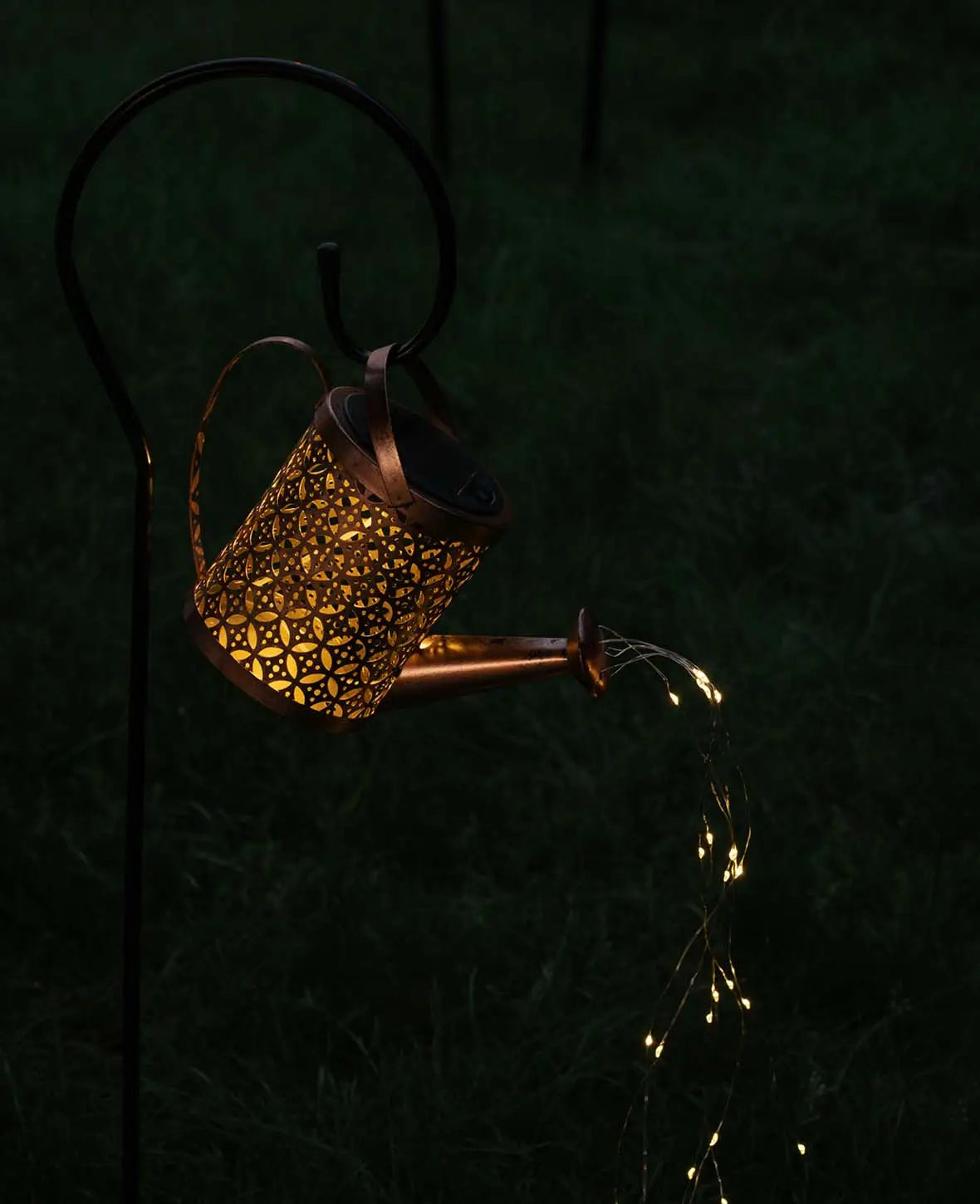 Solar Giesskanne mit Haken & Lichterkette, ideal als Garten Deko