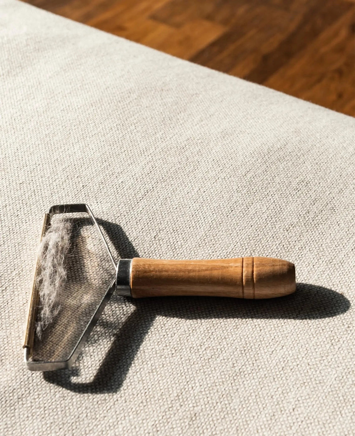 Fusselrasierer / Tierhaarentferner / Flusenkamm für Kleidungsstücke, Möbel, Teppiche und Decken
